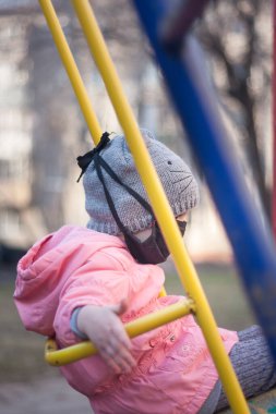 Tıbbi maske. Kraliyet koruması. COVID-19. Çocuklara koruyucu nefes maskesi takın. Koronavirüse karşı korunmak için antiviral tıbbi maske, koronavirüsün önlenmesi