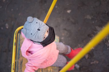 Tıbbi maske. Kraliyet koruması. COVID-19. Çocuklara koruyucu nefes maskesi takın. Koronavirüse karşı korunmak için antiviral tıbbi maske, koronavirüsün önlenmesi