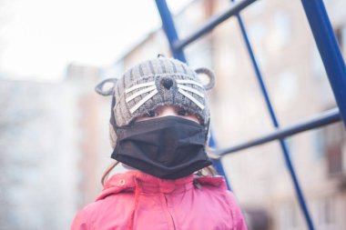 Tıbbi maske. Kraliyet koruması. COVID-19. Çocuklara koruyucu nefes maskesi takın. Koronavirüse karşı korunmak için antiviral tıbbi maske, koronavirüsün önlenmesi