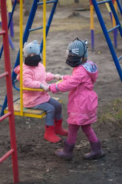 Tıbbi maske. Kraliyet koruması. COVID-19. Çocuklara koruyucu nefes maskesi takın. Koronavirüse karşı korunmak için antiviral tıbbi maske, koronavirüsün önlenmesi