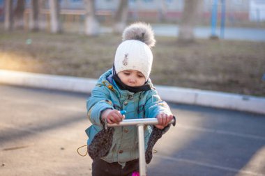 Tıbbi maske. Kraliyet koruması. COVID-19. Çocuklara koruyucu nefes maskesi takın. Koronavirüse karşı korunmak için antiviral tıbbi maske, koronavirüsün önlenmesi