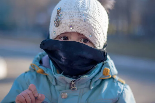 Uma Máscara Médica Protecção Coroa Covid Máscaras Respiratórias Protetoras Crianças — Fotografia de Stock