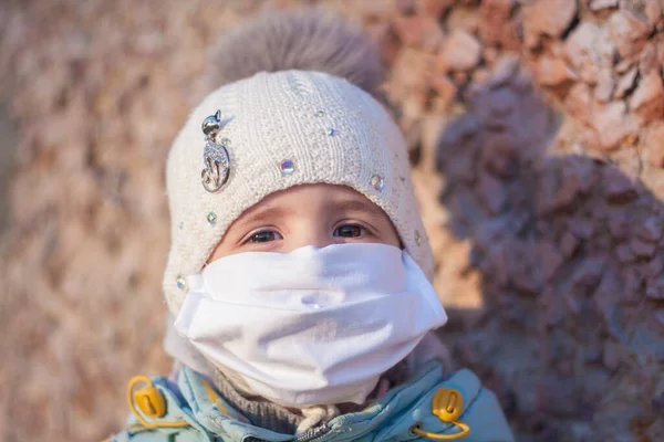 Uma Máscara Médica Protecção Coroa Covid Máscaras Respiratórias Protetoras Crianças — Fotografia de Stock