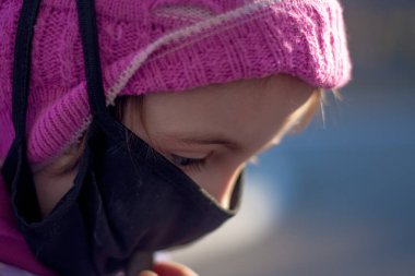 Tıbbi maske. Kraliyet koruması. COVID-19. Çocuklara koruyucu nefes maskesi takın. Koronavirüse karşı korunmak için antiviral tıbbi maske, koronavirüsün önlenmesi