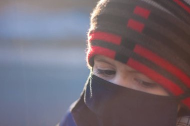 Tıbbi maske. Kraliyet koruması. COVID-19. Çocuklara koruyucu nefes maskesi takın. Koronavirüse karşı korunmak için antiviral tıbbi maske, koronavirüsün önlenmesi