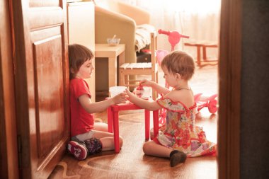 Covid-19. Salgın ve ev izolasyonu. Çocuklar ve tıbbi tedavi. Virüs Önleme