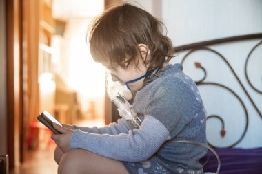 Covid-19. Salgın ve ev izolasyonu. Çocuklar ve tıbbi tedavi. Virüs Önleme