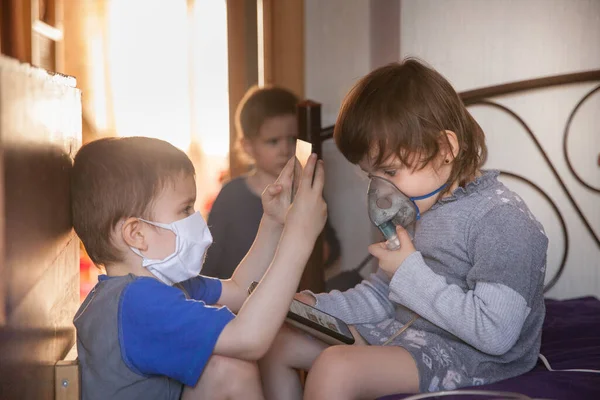 Covid Pandemia Isolamento Doméstico Crianças Tratamento Médico Prevenção Vírus — Fotografia de Stock