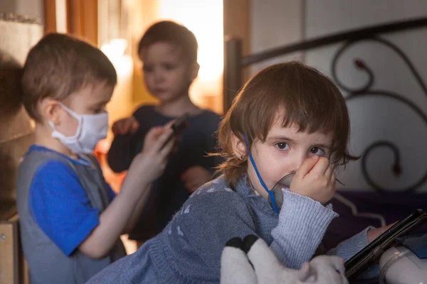 Covid Pandemia Isolamento Doméstico Crianças Tratamento Médico Prevenção Vírus — Fotografia de Stock