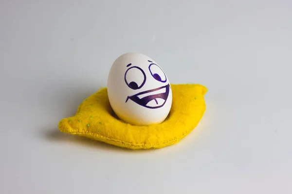 Eieren Met Grappige Grappige Gezichten Grappige Eieren Een Witte Achtergrond — Stockfoto