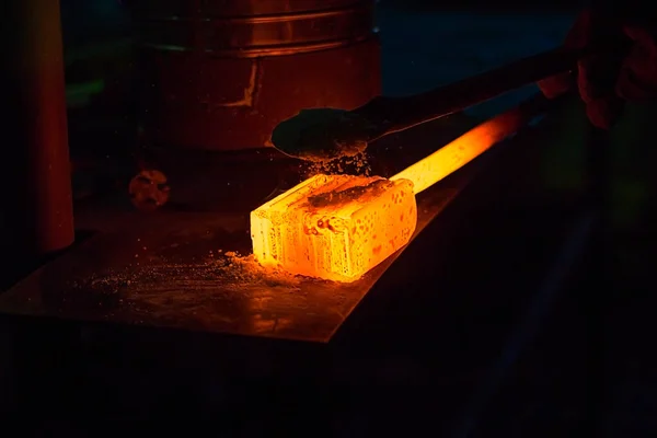 bir demirci ocağı. Akkor kırmızı metal. Alevler patlama fırın dan.