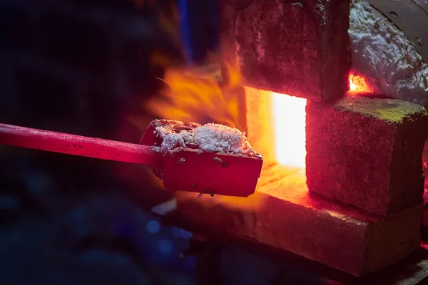 El horno de un herrero. Metal rojo incandescente. Las llamas estallaron del horno. . —  Fotos de Stock