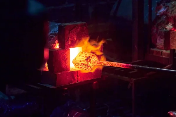 El horno de un herrero. Metal rojo incandescente. Las llamas estallaron del horno. . —  Fotos de Stock
