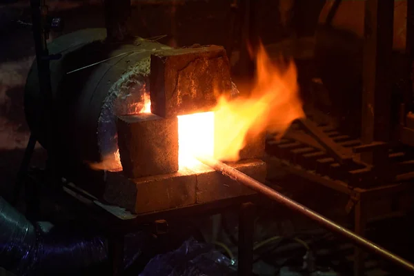 El horno de un herrero. Metal rojo incandescente. Las llamas estallaron del horno. . —  Fotos de Stock