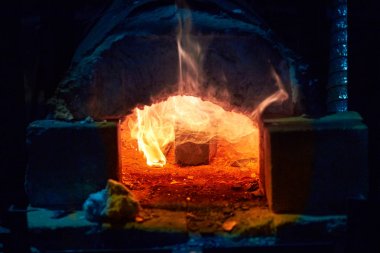 bir demirci ocağı. Akkor kırmızı metal. Alevler patlama fırın dan.