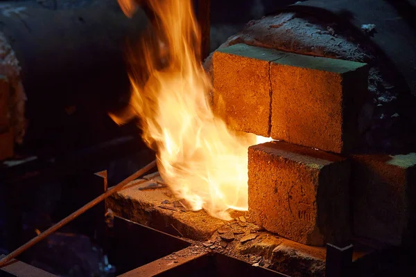 Paleniska kowalskie. Rozżarzony metal czerwony. Burst ognia z pieca. — Zdjęcie stockowe