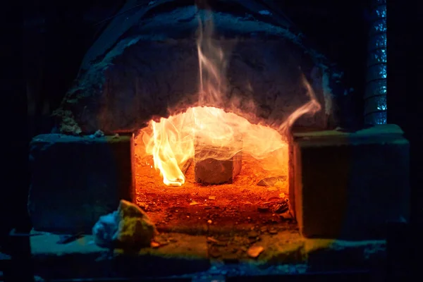 Der Ofen eines Schmiedes. Glühendes rotes Metall. Flammen schlagen aus dem Ofen. — Stockfoto