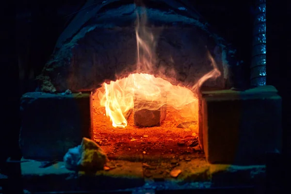 El horno de un herrero. Metal rojo incandescente. Las llamas estallaron del horno. . —  Fotos de Stock