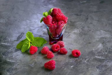 Masanın üzerine dağılmış ahududu