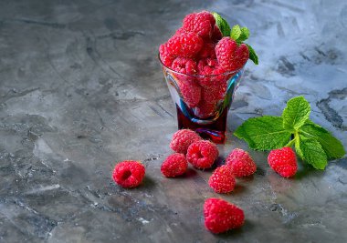 Masanın üzerine dağılmış ahududu