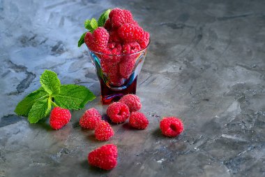 Masanın üzerine dağılmış ahududu