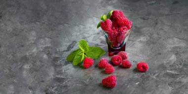 Masanın üzerine dağılmış ahududu