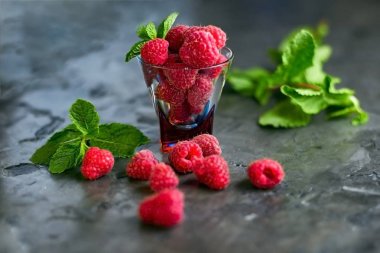 Masanın üzerine dağılmış ahududu