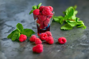 Masanın üzerine dağılmış ahududu