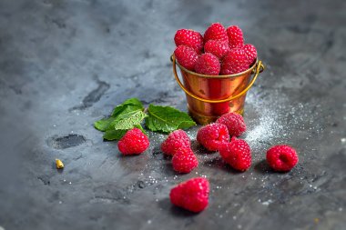 Masanın üzerine dağılmış ahududu