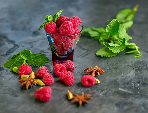 Masanın üzerine dağılmış ahududu