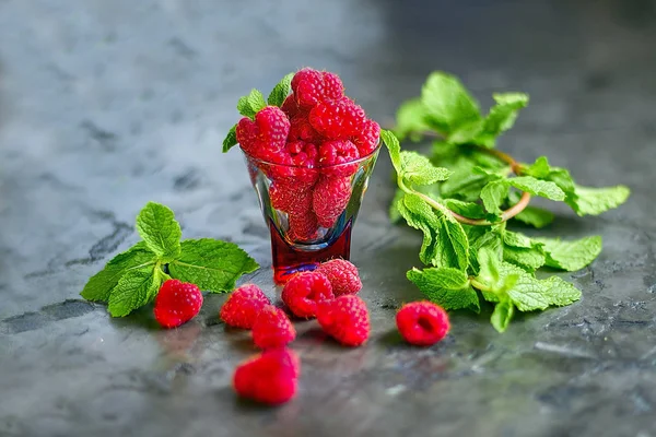 Masanın üzerine dağılmış ahududu