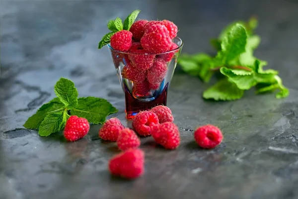 Masanın üzerine dağılmış ahududu