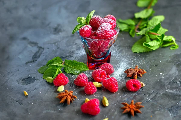 Masanın üzerine dağılmış ahududu