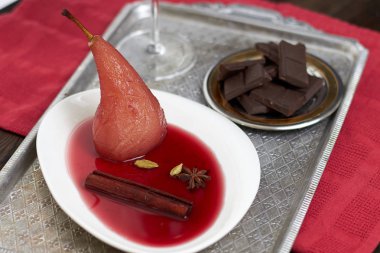 kırmızı şarap baharatlar ile pişmiş sıcak armut