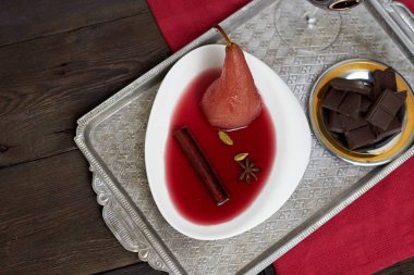 kırmızı şarap baharatlar ile pişmiş sıcak armut