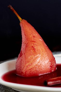 kırmızı şarap baharatlar ile pişmiş sıcak armut