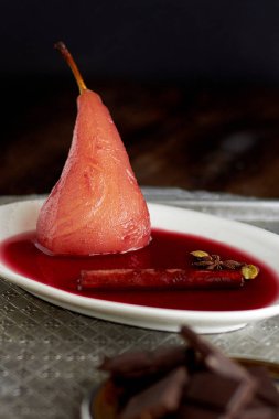 kırmızı şarap baharatlar ile pişmiş sıcak armut