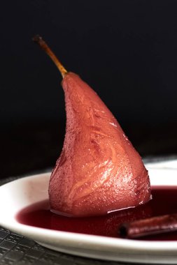 kırmızı şarap baharatlar ile pişmiş sıcak armut