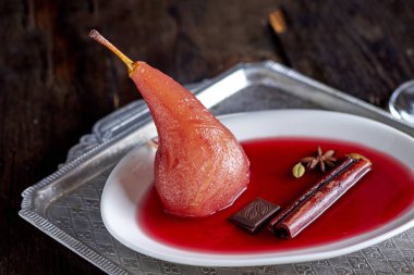 kırmızı şarap baharatlar ile pişmiş sıcak armut