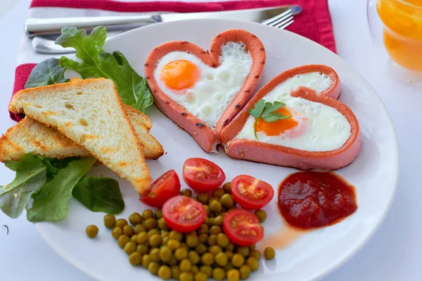 Sosis kızarmış yumurta ile kalp şeklinde — Stok fotoğraf