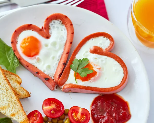 Sosis kızarmış yumurta ile kalp şeklinde — Stok fotoğraf