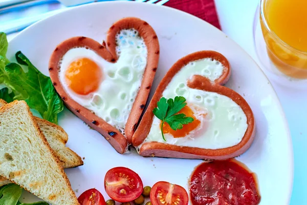 Sosis kızarmış yumurta ile kalp şeklinde — Stok fotoğraf