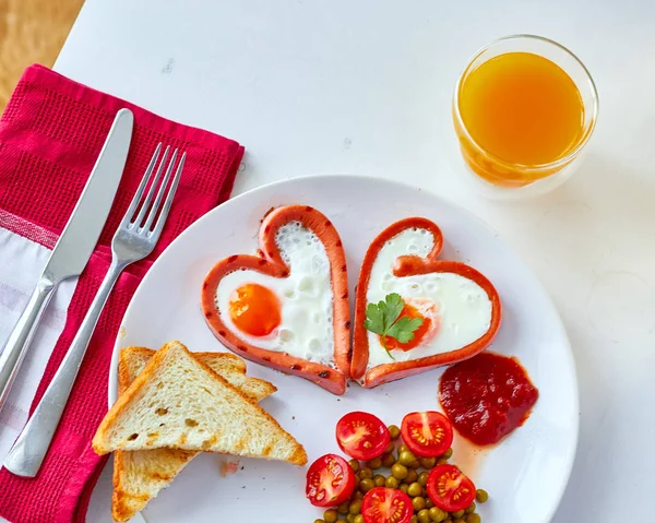 Sosis kızarmış yumurta ile kalp şeklinde — Stok fotoğraf