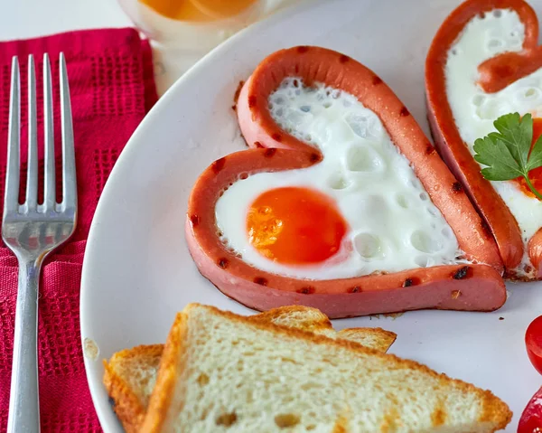 Sosis kızarmış yumurta ile kalp şeklinde — Stok fotoğraf