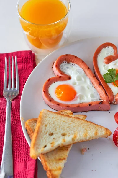 Sosis kızarmış yumurta ile kalp şeklinde