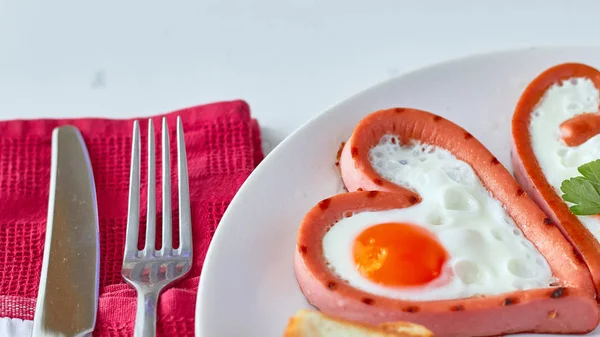 Sosis kızarmış yumurta ile kalp şeklinde — Stok fotoğraf