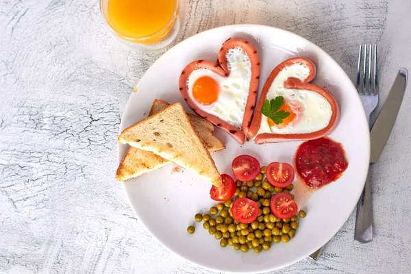 Sosis kızarmış yumurta ile kalp şeklinde — Stok fotoğraf