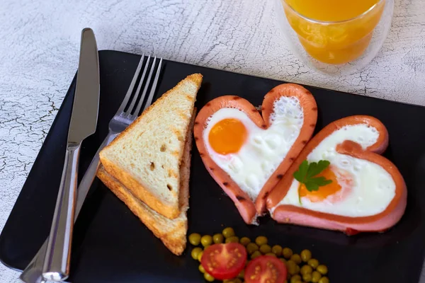Sahanda yumurta kalp, sosis Kalpler, Kahvaltı, şekil, yumurta, kalp — Stok fotoğraf