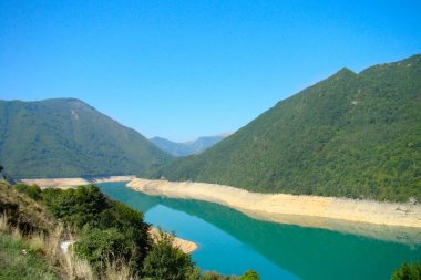 kayaların arasında turkuaz su