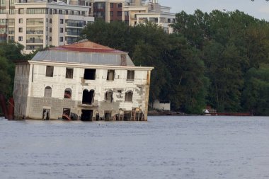 ev boğuldu. yanlış inşaat. ekoloji, emisyon, küresel ısınma